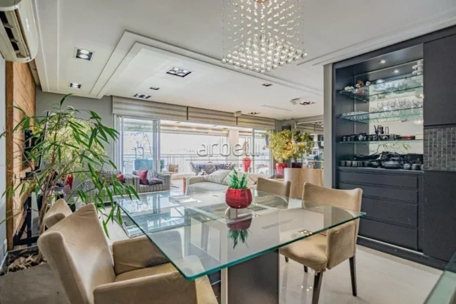 Imagem Apartamento com 206 M², 4 dormitórios sendo 3 suítes com varanda na suíte do casal, elevador soc...