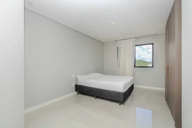 Imagem Apartamento com 3 suítes e 3 vagas de garagem no centro de Balneário Camboriú/SC