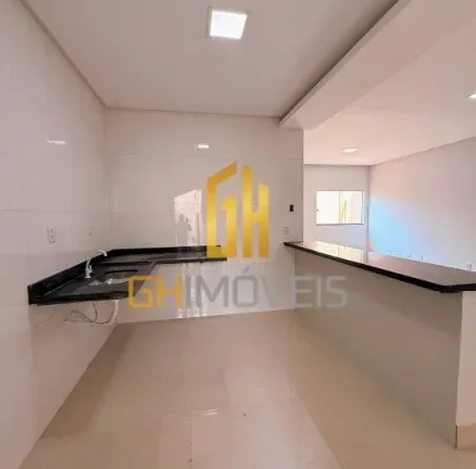 Imagem A casa possui 

- 3 quartos sendo 1 suíte 
- Sala
- Cozinha 
- 2 banheiros com nichos 
- 1 vaga de ...