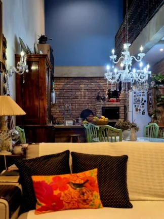 Imagem Imperdível: Casa à venda em São Paulo - SP, na Vila Pompéia, com 2 quartos, 1 suíte, 3 salas, 3 banheiros, 1 vaga de garagem e 120m².