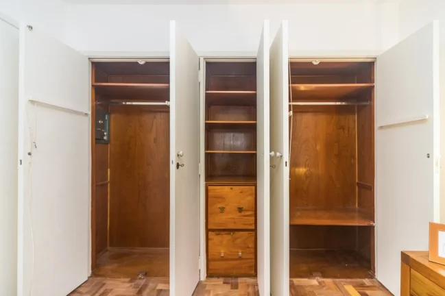 Imagem Apartamento Reformado 130M², 2Q, 1 Suíte, 2 Salas, 2 Banheiros, 1 Vaga, Portaria 24h.
