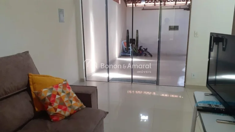 Imagem Linda casa térrea, de 2 quartos e 3 vagas cobertas.

Sala ampla de estar/TV
Sala de jantar, cozinha...