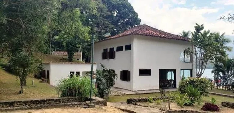 Imagem Área de Terras 113.554m² e BENFEITORIAS, na Praia de Caetés, Angra dos Reis - RJ Projeto do arquiteto Vicente Giffoni, para construção de Empreendimento com pousada (12 suítes) e Bangalôs (30 unidades).LANCE R$ 30.000.000,00