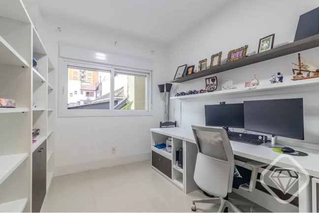 Imagem Casa com 4 dormitórios, 2 suítes, terraço e espaço gourmet no Tristeza

Casa em condomínio fech...