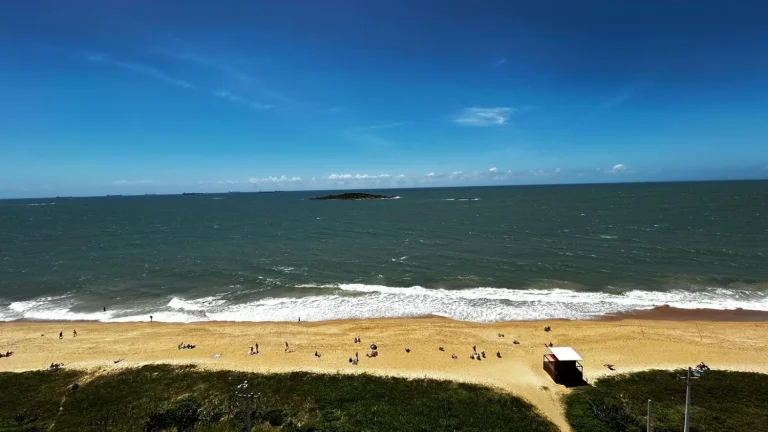 Imagem Viver de frente para a Praia de Itaparica é um privilégio. E ele pode ser seu!