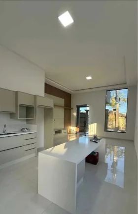 Imagem Casa recém-construída com 2 suítes, 2 vagas e sala comercial – Morretes, Itapema