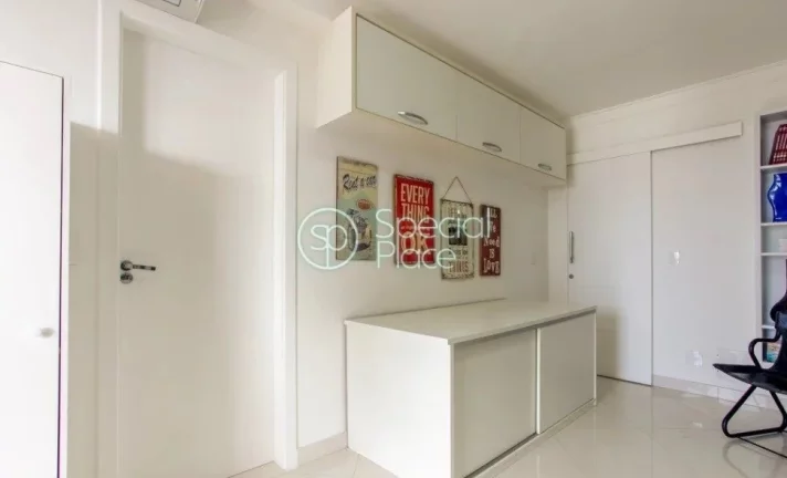 Imagem Apartamento no Morumbi, com 04 suítes, 06 banheiros e 04 vagas. O condomínio dispõe de Piscina, A...