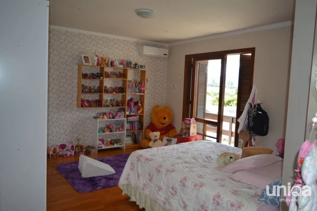 Imagem Casa em Camobi com 05 dormitórios, suíte master, lareira, piscina