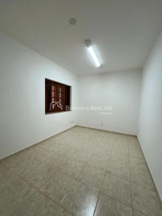 Imagem Casa muito bem distribuída, com 3 dormitórios, sendo 2 suítes. A suíte do pavimento térreo poss...