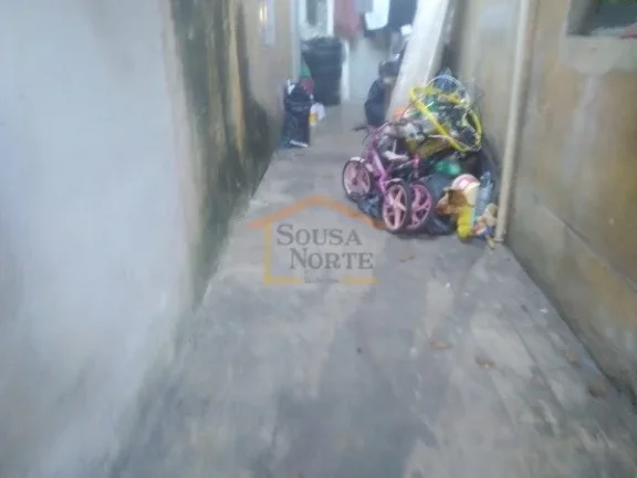 Imagem 2 sobrados, construção antiga, 3 dormitórios,1 deles com 2 banheiros. O outro sobrado com 3 dormi...