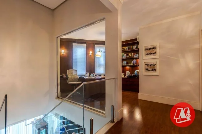 Imagem Sobrado de 454,00 m², 3 suítes,4 vagas e piscina.