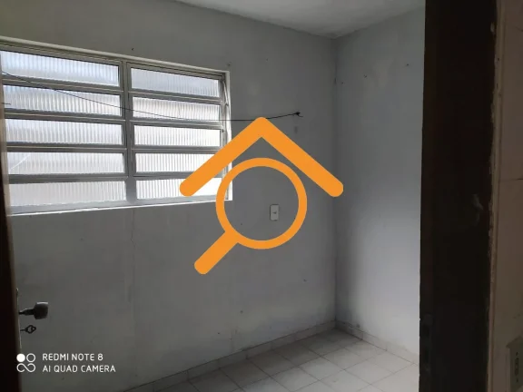 Imagem São 2 casas independentes, cada uma com 3 dormitórios e com 2 vagas de garagem. Próximo a estação de trem Varginha.