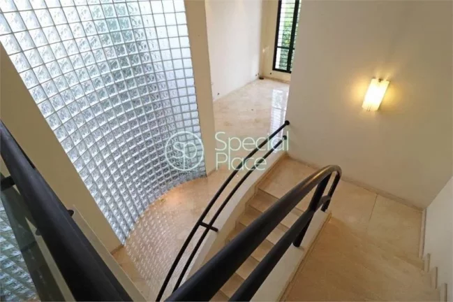 Imagem Casa localizada no Bairro Boaçava, ruas tranquilas e arborizadas, arquitetura de Julio Pechmann. No...