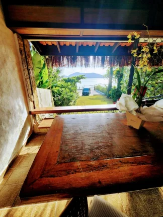 Imagem Casa pé na areia na enseada