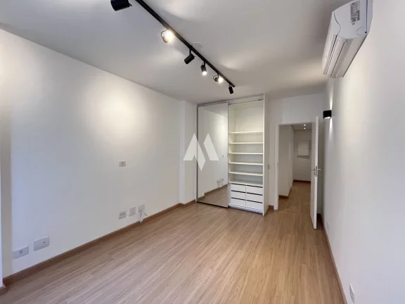 Imagem Apartamento com 03 dormitórios na quadra da praia à venda no Gonzaga - Santos/SP