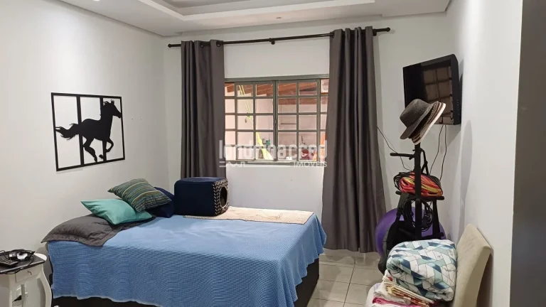 Imagem Casa com laje, 2 quartos (1 suíte com banheira), sala, copa e cozinha conjugadas, garagem para 2 carros, churrasqueira, portão eletrônico e ótima localização