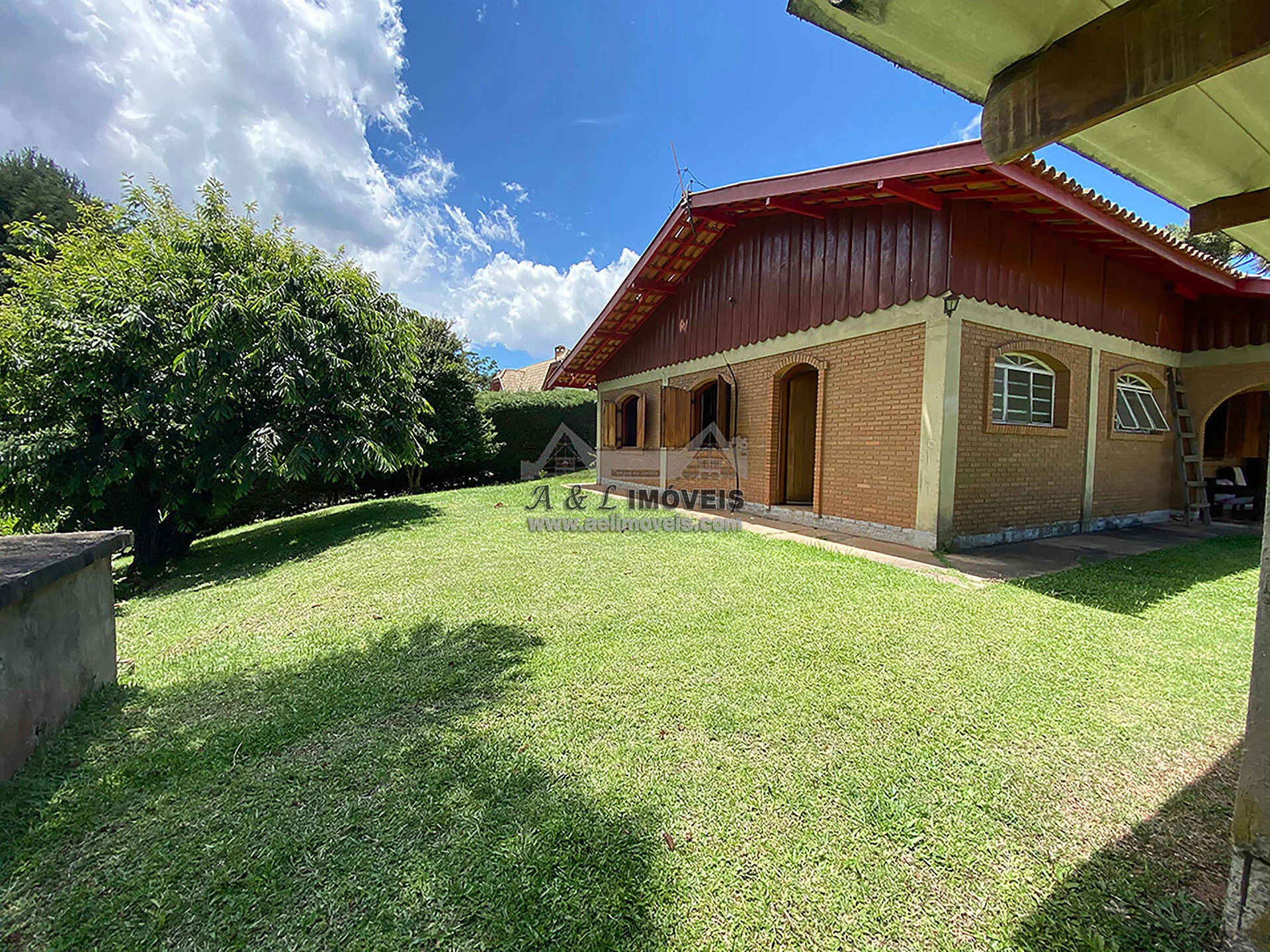 Imagem Casa à venda em Campos do Jordão - Em estilo rústico de tijolinho avista