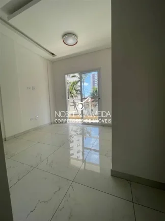 Imagem CASA COM SACADA NA QUADRA DA PRAIA