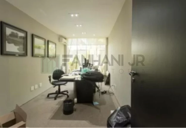 Imagem Venha conhecer este imóvel incrível, totalmente reformado e finamente decorado, com uma localização excepcional! Com 587m² de área construída este e