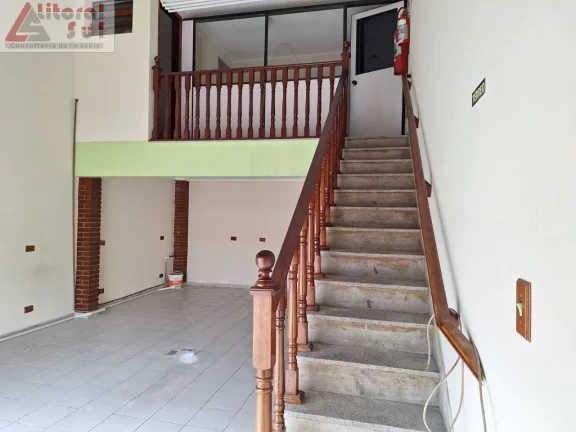 Imagem Galpão Comercial para Venda ou Locação em Praia Grande-SP, Bairro Caiçara: 1 Sala, 1 Banheiro, 64m² de Área.