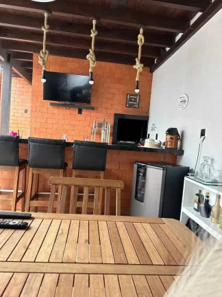 Imagem Casa com 3 dormitórios sendo 1 suíte e 2 vagas de garagem em Itapema/SC
