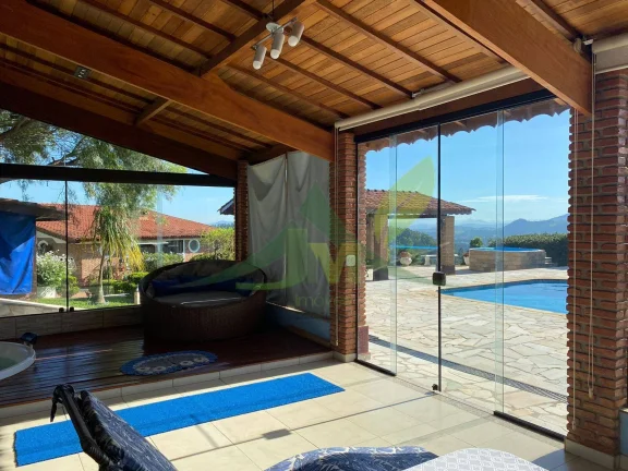 Imagem Belíssima Chácara à Venda em Condomínio Fechado com Vista da Pedra Grande