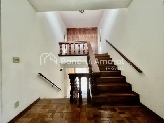 Imagem Casa com 5 dormitórios, sendo 3 suítes, e projetada com acessibilidade para deficientes (PcD). O i...