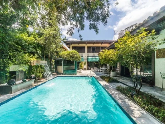 Imagem VENDO CASA PRÓXIMO AO PQ. IBIRAPUERA! Magnifica residência a venda em rua tranquila e arborozada no Jardim Lusitânia, com 900m² de área construída em