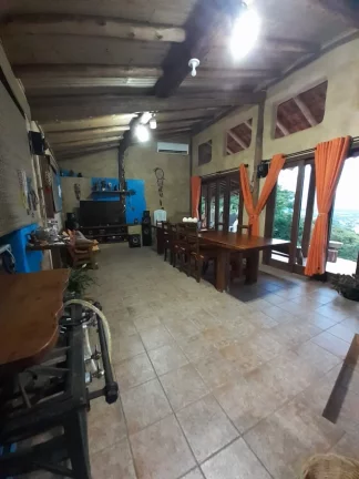 Imagem Imperdível casa à venda em Garopaba-SC, Praia da Gamboa! 3 quartos, 3 suítes, 5 banheiros, 8 vagas de garagem - 38.588,00 m² de área.