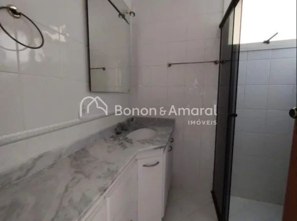 Imagem Charmoso e funcional, este apartamento oferece três dormitórios, sendo uma suíte, todos com armá...