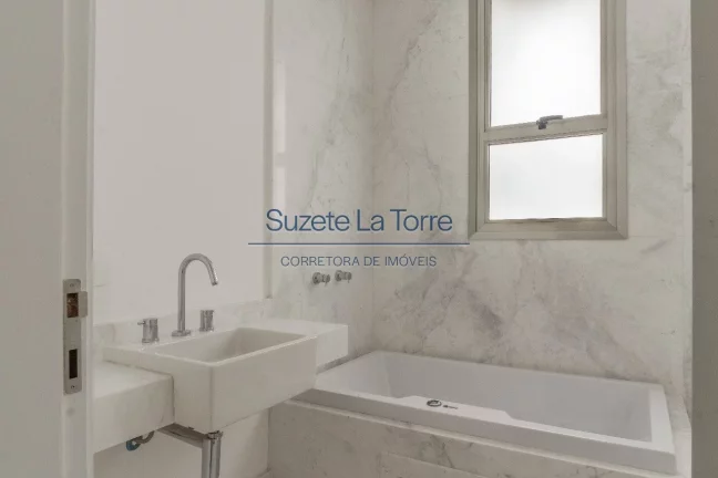 Imagem Arquitetura moderna, projetado por Pablo Slemenson e decoração de Patricia Anastassiadis, o edifí...