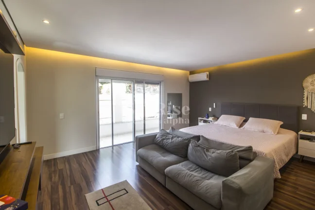 Imagem Casa a venda mobiliada e reformada - Alphaville 6 | 4 suítes - 4 vagas - 360m² AC - 360m² AT | R$2.990.000