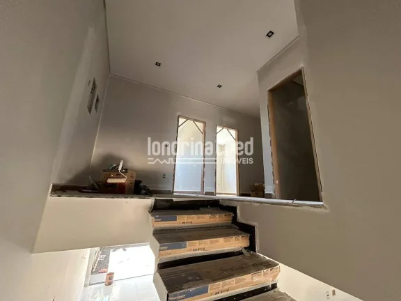 Imagem Sobrado moderno no Cond. Morada das Flores com 3 dormitórios (1 suíte), 2 vagas, 143m² construídos em terreno de 128m². Entrega prevista para dezembro.