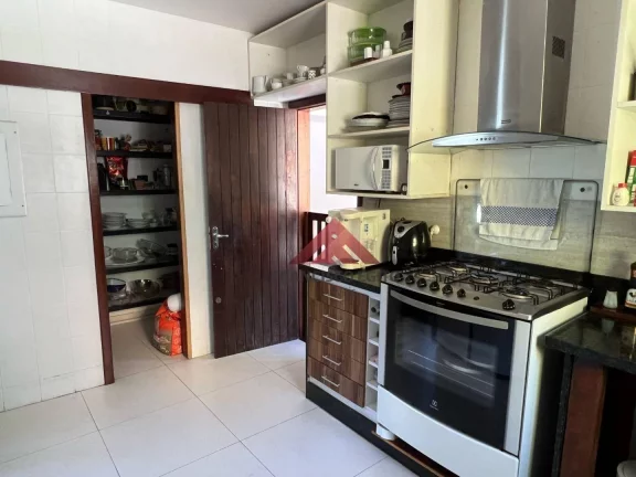Imagem Casa em condomínio fechado, ótima localização, próximo das praias da região oceânica.
