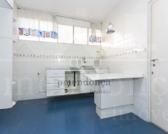 Imagem Apartamento com armários planejados, piso em parquet, living para 02 ambientes, banheiro, 02 dormit...