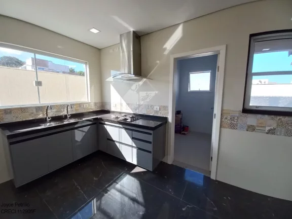 Imagem Casa de Alto Padrão à Venda em Condomínio Fechado na Cidade Litorânea de Peruíbe.