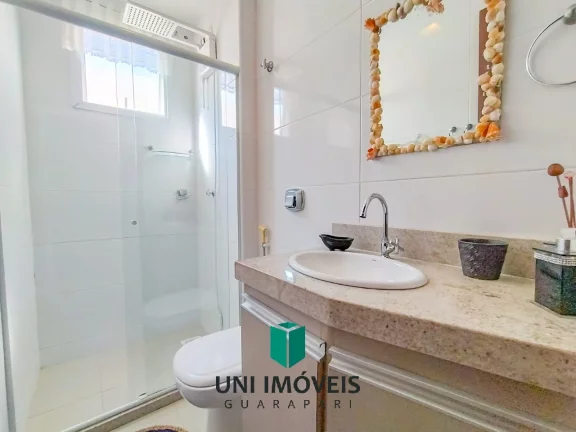 Imagem Mobiliado e Bem Localizado: 2 Quartos com Suíte e Garagem na Avenida Oceânica, Praia do Morro!