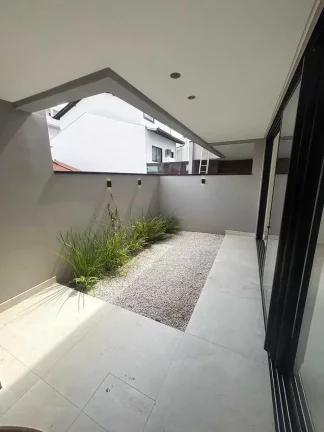 Imagem Sobrado com 3 suítes e 3 vagas e piscina privativa no bairro São Francisco de Assis, em Camboriú/SC