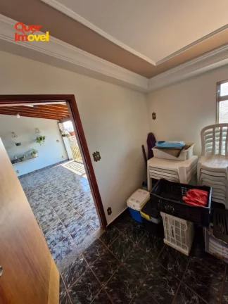 Imagem Imperdível: Casa à venda em Ribeirão Preto-SP, bairro Alto do Ipiranga. 3 quartos, 2 suítes, 3 salas, 4 banheiros, 3 vagas de garagem. 267,06 m².