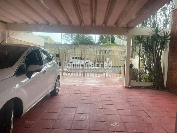 Imagem Casa na região central de Londrina, ideal para moradia, comércio ou investimento, com 390m² de terreno, 280m² construídos, 3 quartos, suíte e 2 vagas.