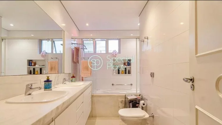 Imagem Amplo apartamento com 205m² no Jardim Paulista. Living muito claro e espaçoso, 03 dormitórios, se...