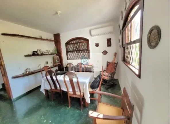 Imagem Casa de Luxo à Venda em Maria Paula, Niterói-RJ: 4 Quartos, 1 Suíte, 2 Salas, 3 Banheiros, 3 Vagas de Garagem