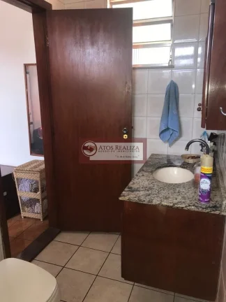 Imagem Vendo super oportunidade na vila inglesa, região do Jardim Alzira. Sobrado de 116m2, com 3 Dormitorios, sendo 1 Suíte, todos com Armários, quatro de empregada, 2 vagas de garagem com luz automática, portão automático, corredor lateral, 2 Caixa d'água de 5