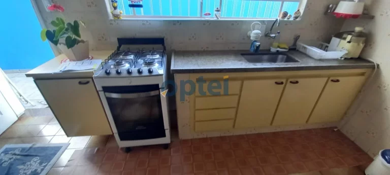 Imagem Casa Térrea com 178 m² de A.C. com 02 dormitórios, sala ampla, cozinha e 2 vagas de Garagens. Nos fundos 01 apartamento, e uma suíte na parte de cima