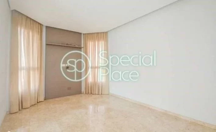 Imagem Amplo apartamento à venda com 4 quartos, sendo 4 suítes, e 7 banheiros no total. Este apartamento ...