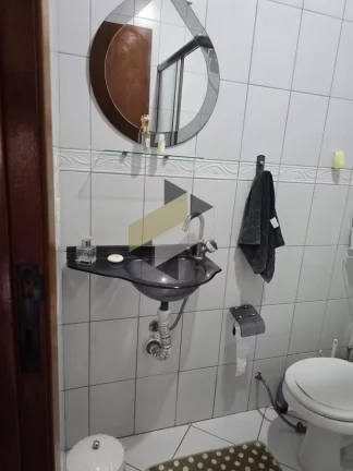Imagem Sobrado Geminado para Venda em Santos, Embaré, 3 dormitórios, 1 suíte, 4 banheiros, 3 vagas