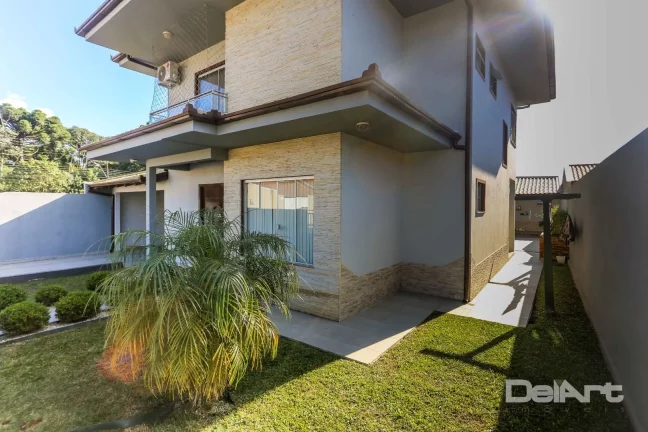 Linda residência de 02 pavimentos no Bairro mais charmoso de Rio Negro... 290m2 de construção