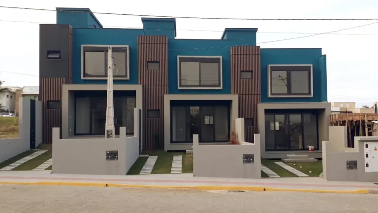 Imagem Casa de alto padrão em Ambrósio: luxo, conforto e deck com churrasqueira em Garopaba-SC!