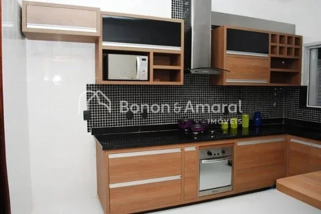 Imagem Casa ampla estilo sobrado com 375 m² de área construída, 4 quartos suítes, sendo 2 deles com hid...