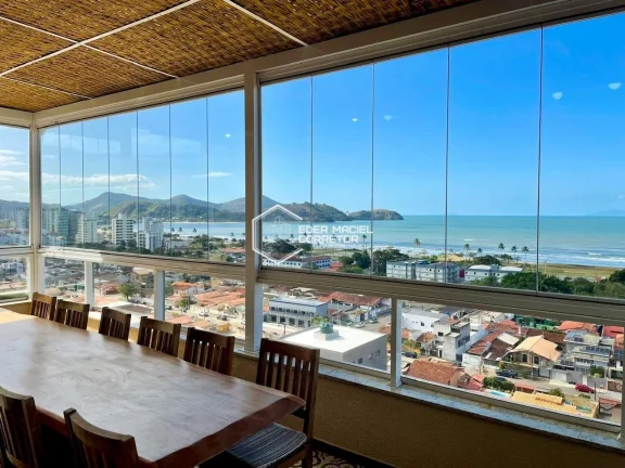 Está em busca de uma cobertura deslumbrante com uma vista panorâmica do mar e infraestrutura compl...